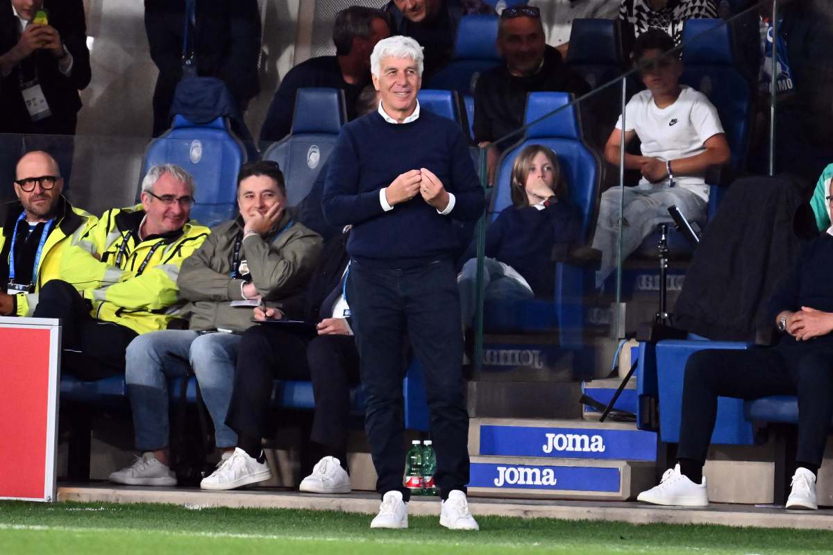 Gian Piero Gasperini in panchina con l'Atalanta si porta le mani al petto