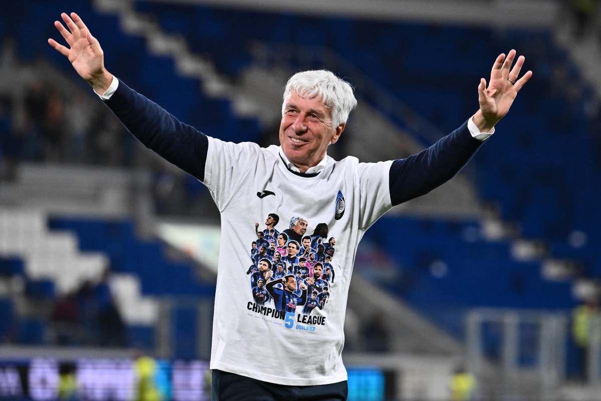 Gian Piero Gasperini saluta i tifosi dell'Atalanta con una maglia celebrativa