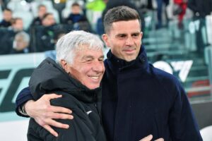 Gian Piero Gasperini e Thiago Motta si salutano abbracciandosi prima di un match