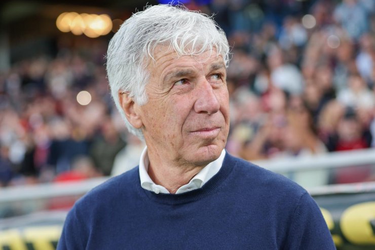 Gian Piero Gasperini in primo piano mentre guarda di lato
