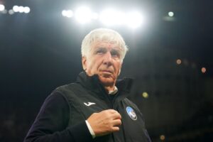 Gian Piero Gasperini in primo piano e con sguardo di lato
