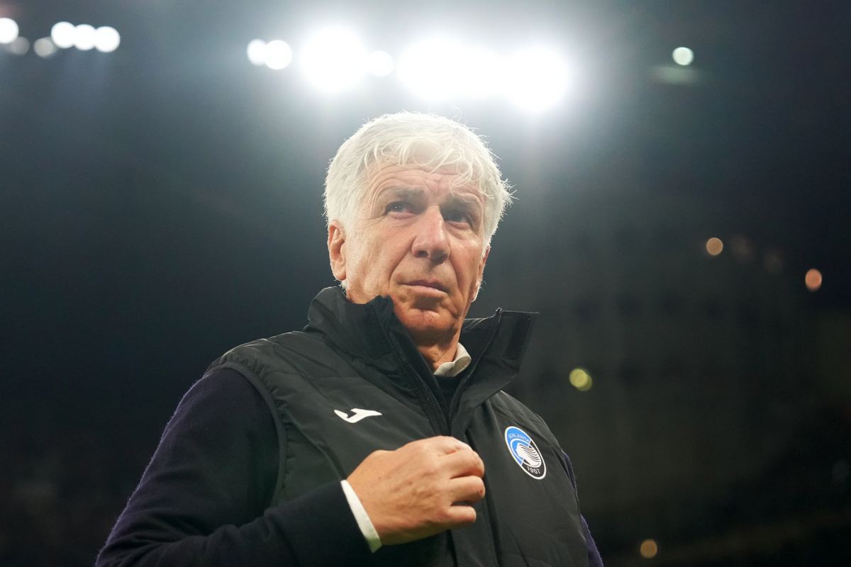 Gian Piero Gasperini in primo piano e con sguardo di lato