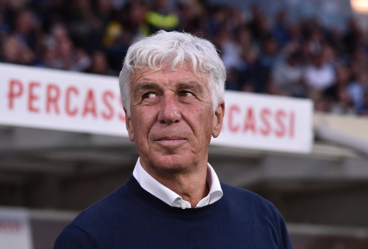 Gian Piero Gasperini sorride guardando gli spalti
