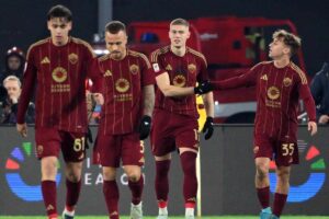 Giocatori della Roma festeggiano dopo un gol
