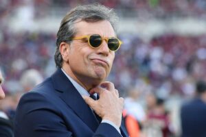 Giuntoli osserva a bordo campo