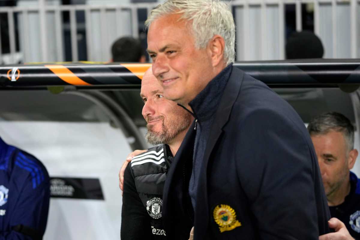José Mourinho in primo piano di profilo e sorridente