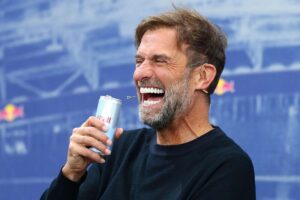Klopp sorridente beve una Red Bull