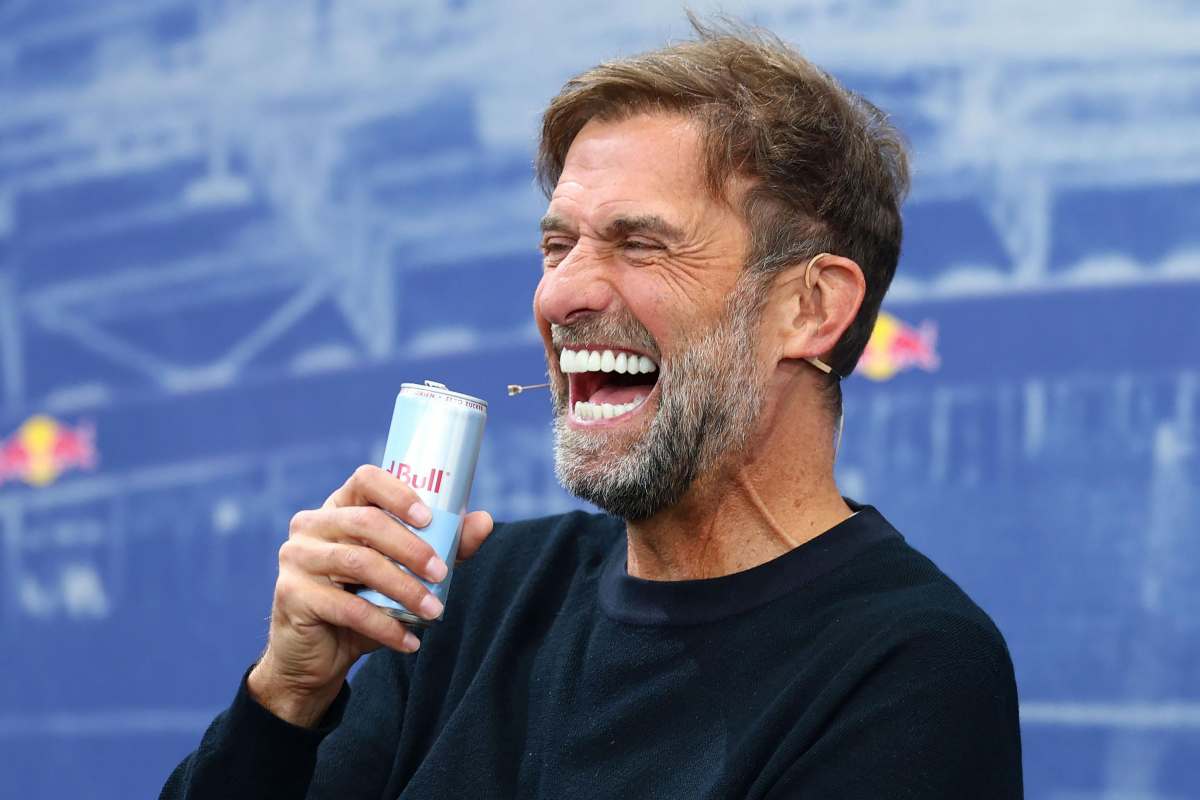 Klopp sorridente beve una Red Bull