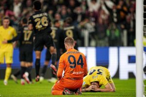 Giocatori della Juventus che esultano e quelli della Lazio delusi dopo il gol decisivo della gara d'andata