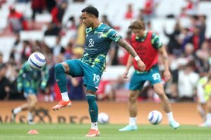 Justin Kluivert palleggia nel riscaldamento con il Bournemouth