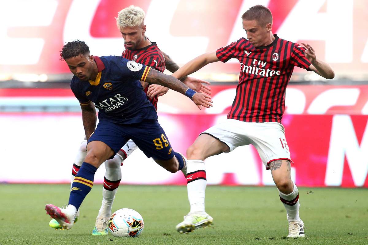 Justin Kluivert, ai tempi della Roma, protegge palla contro il Milan