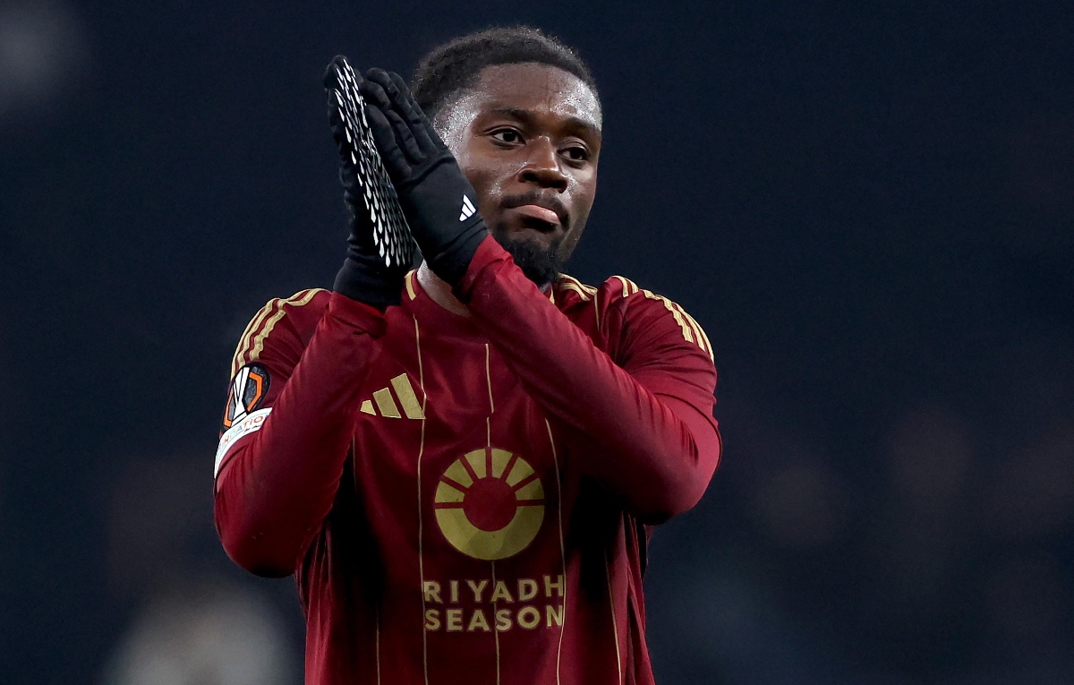 Kone applaude i tifosi della Roma al termine di un match