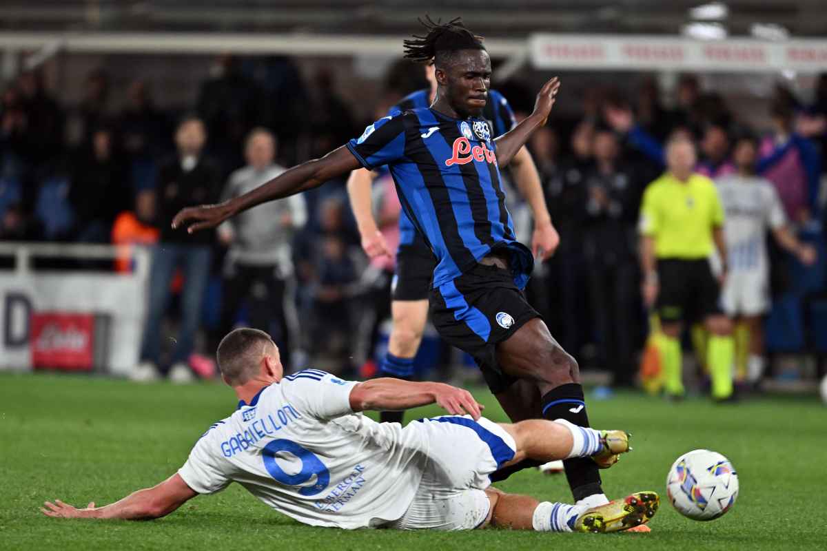 Kossounou con la maglia dell'Atalanta