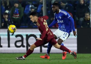 Enzo Le Fee in campo con la Roma nel match contro il Como
