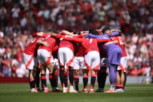 I giocatori dello United raccolti a centrocampo