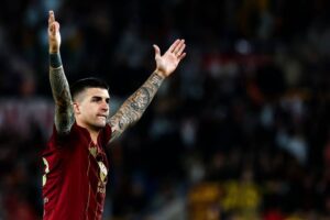 Mancini esulta con le braccia alzate