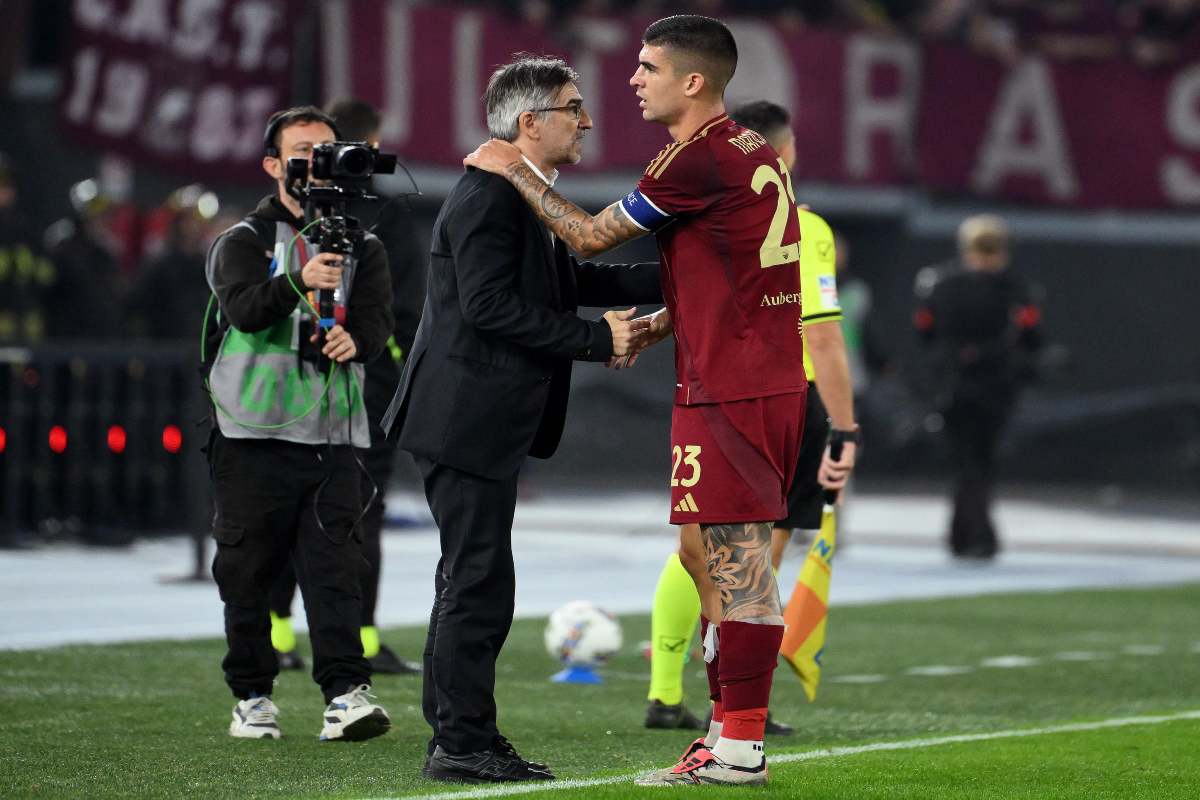 Gianluca Mancini stringe la mano in campo all'allora allenatore romanista Juric