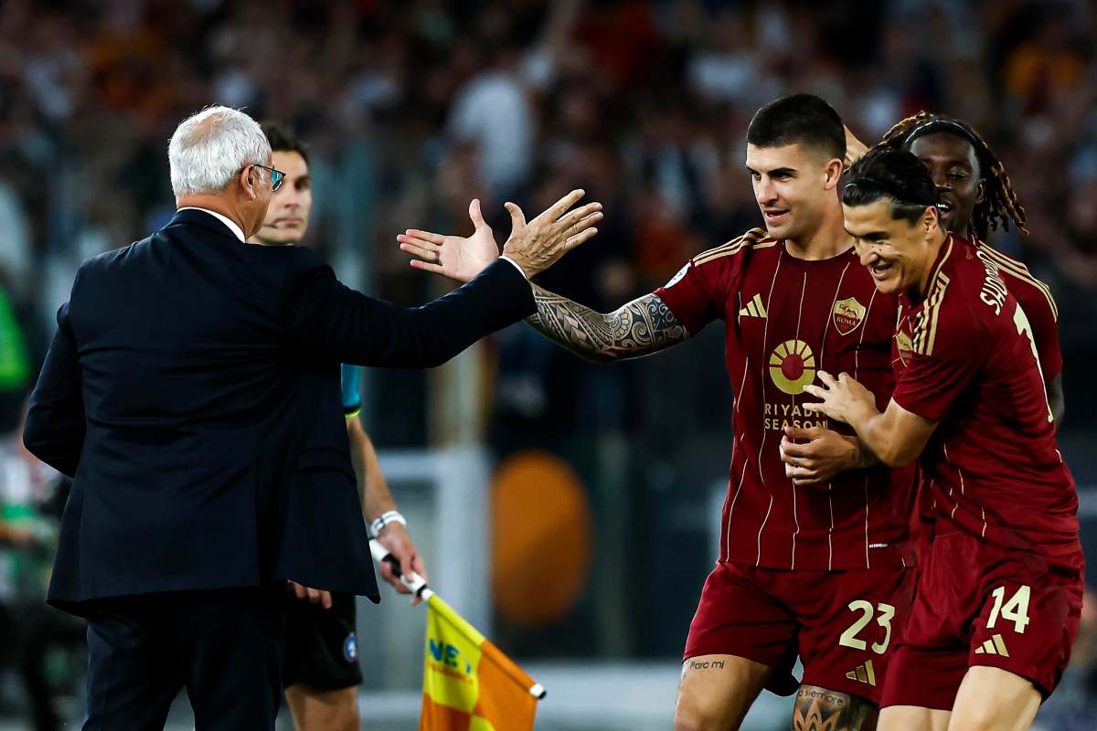 Gianluca Mancini batte il cinque a Ranieri dopo il gol con il Milan