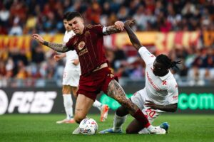 Mancini a contrasto con Kean durante Roma-Fiorentina