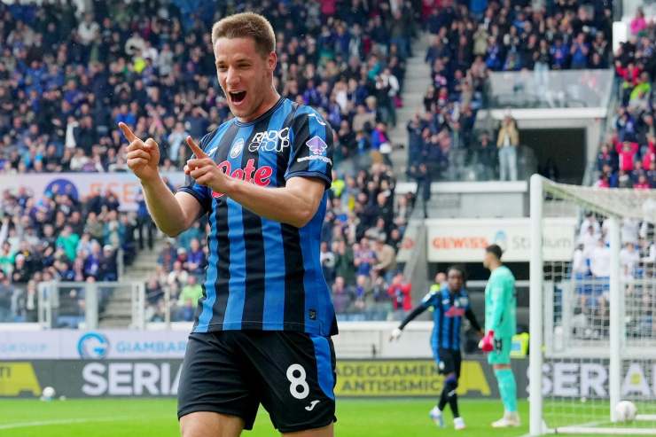 Mario Pasalic esulta dopo un gol puntando gli indici