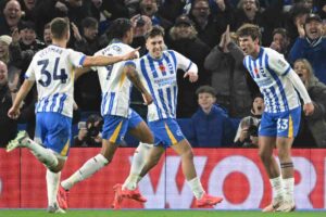 Matt O'Riley esulta coi compagni dopo un gol
