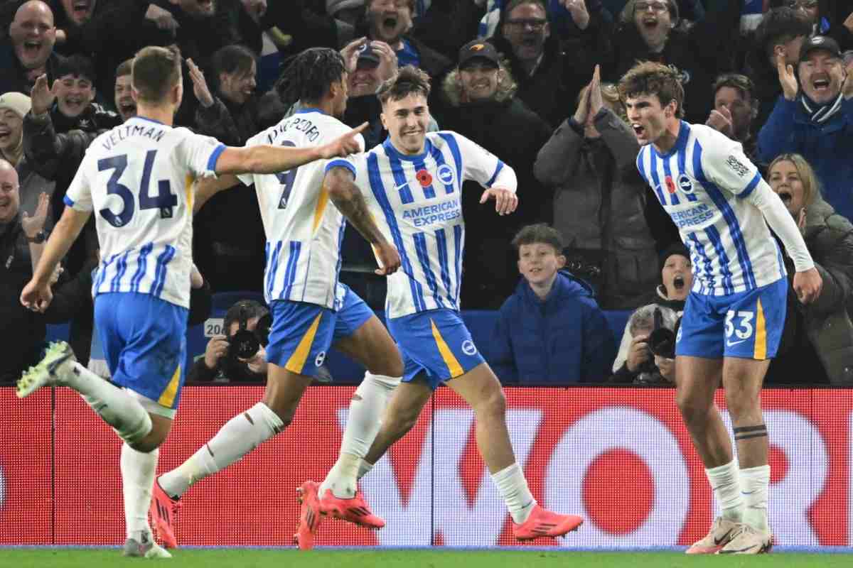 Matt O'Riley esulta coi compagni dopo un gol