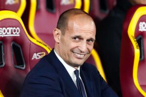 Max Allegri sulla una delle panchine all'Olimpico