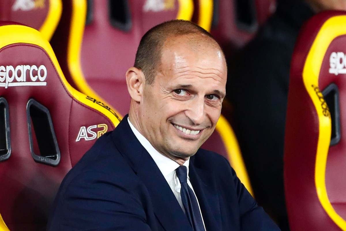 Max Allegri sulla una delle panchine all'Olimpico