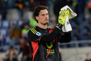 Mile Svilar applaude i suoi tifosi