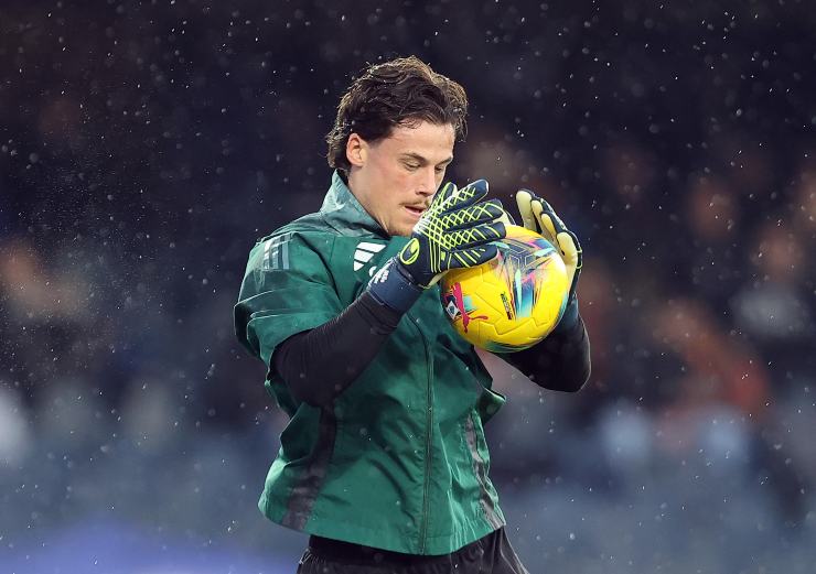 Mile Svilar in una fase di riscaldamento