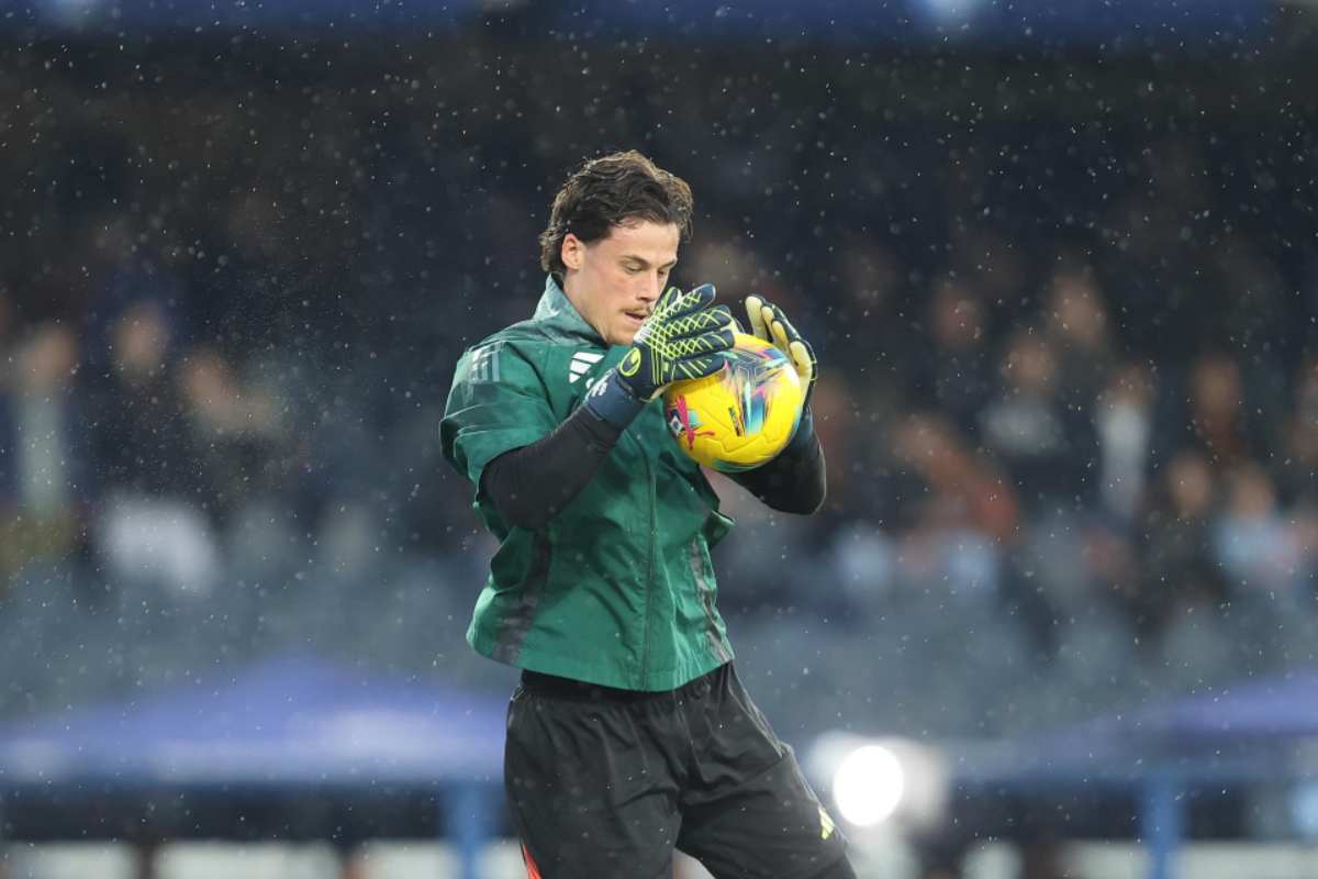 Mile Svilar con il pallone tra le mani