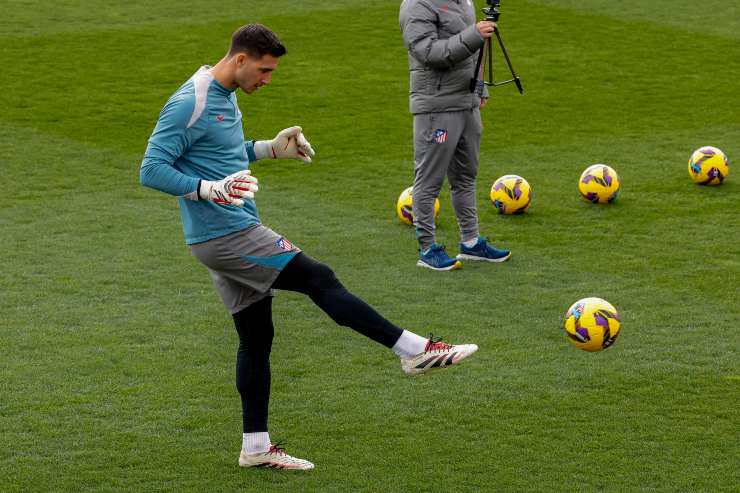 Musso durante un allenamento con l'Atletico Madrid