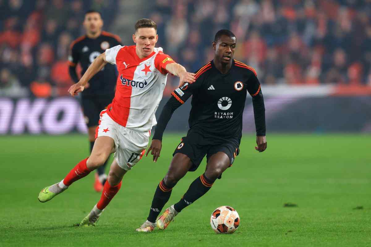 Evan N'Dicka in azione con la maglia della Roma