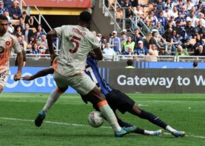 Ndicka in campo con la Roma, a contrasto con Bisseck nella sfida contro l'Inter