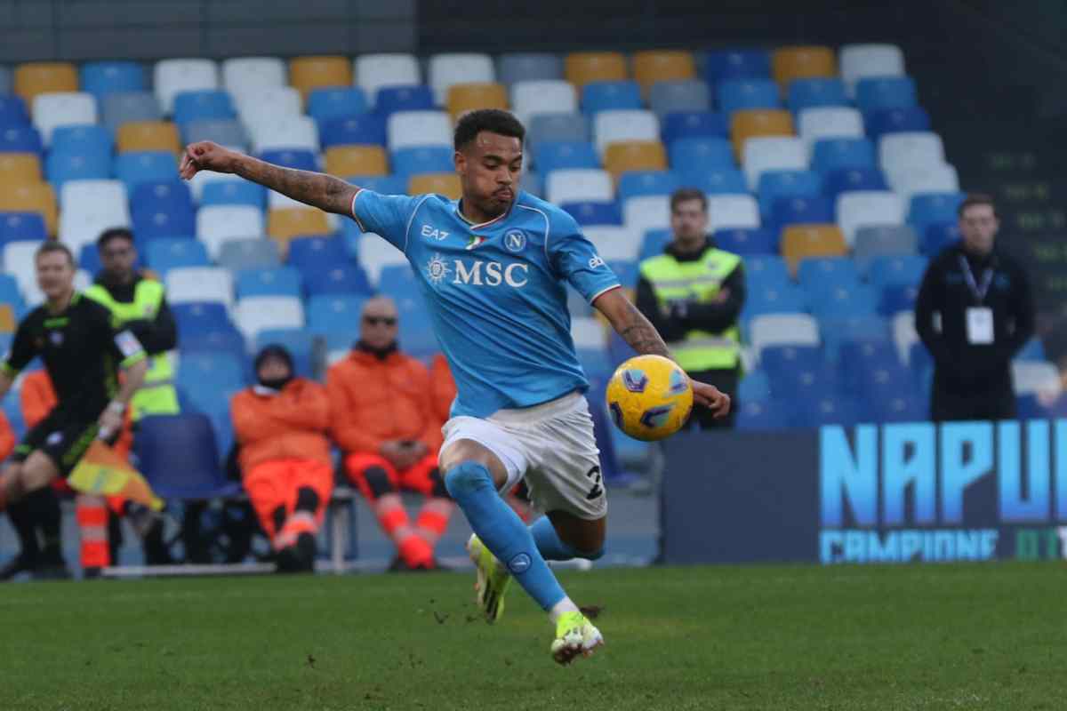 Cyril Ngonge in azione con il Napoli