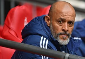 Nuno Espirito Santo concentrato sulla panchina del Nottingham