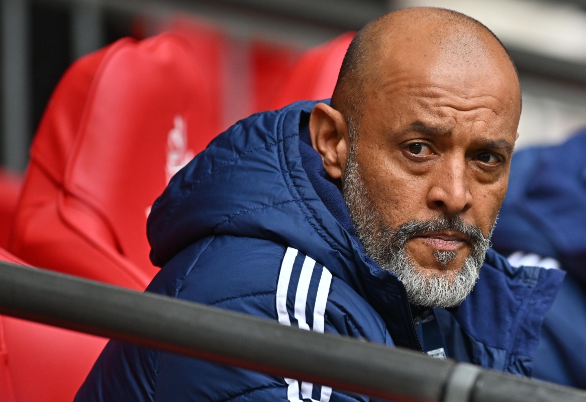 Nuno Espirito Santo concentrato sulla panchina del Nottingham