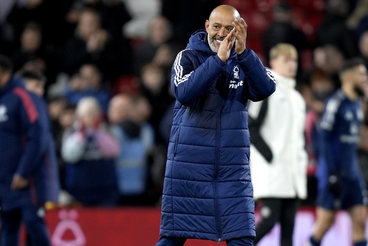 Nuno Espirito Santo applaude dopo la vittoria del Nottingham