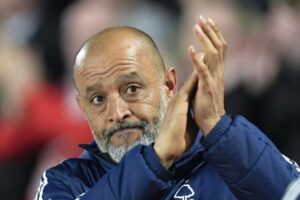 Nuno Espirito Santo applaude i suoi tifosi