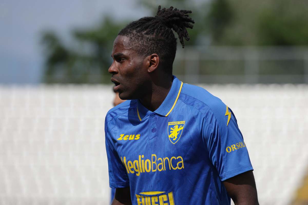 Okoli con la maglia del Frosinone