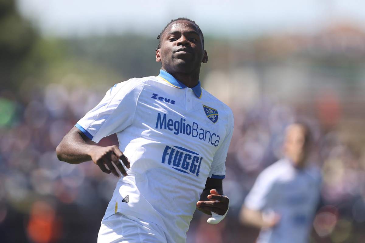 Okoli con la maglia del Frosinone