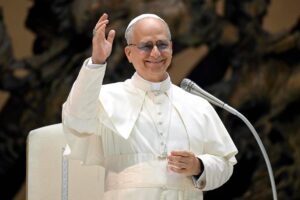 Papa Leone XIV saluta i fedeli