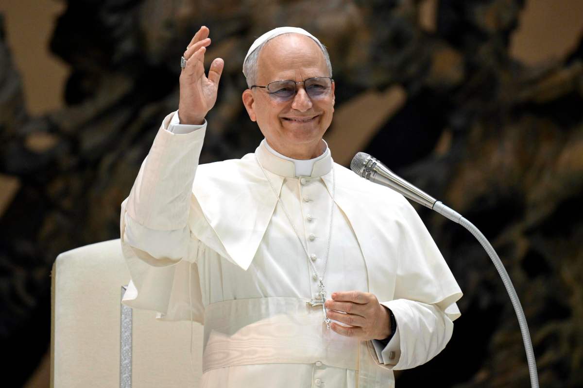 Papa Leone XIV saluta i fedeli
