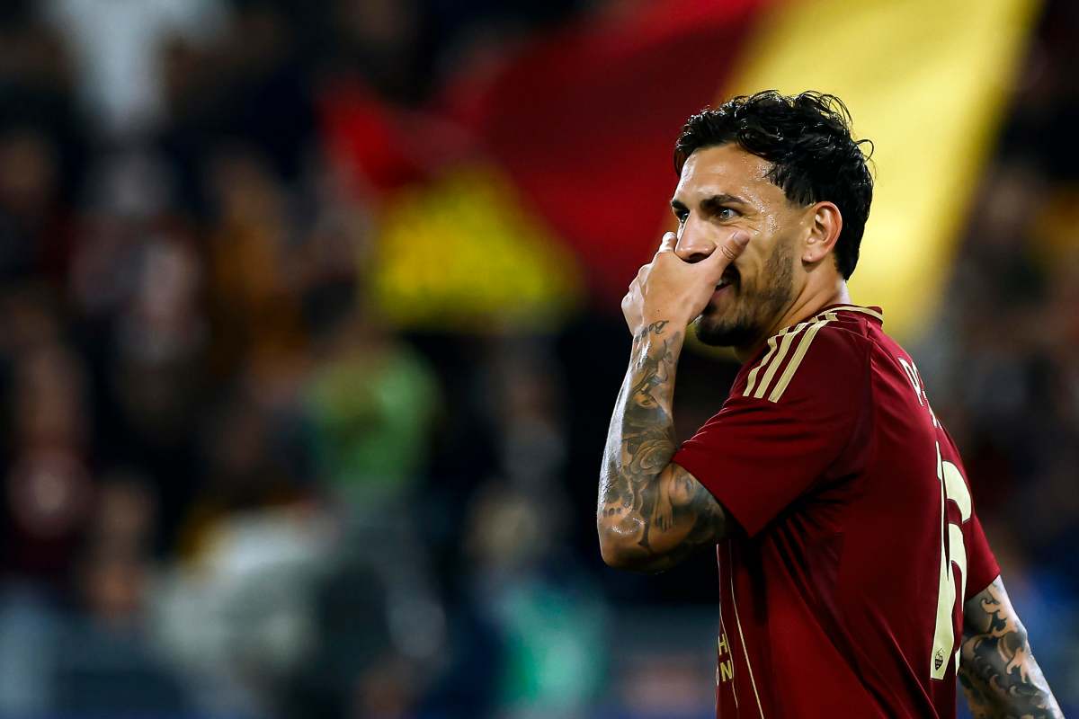 Paredes esulta dopo il gol al Milan con la Dybala mask