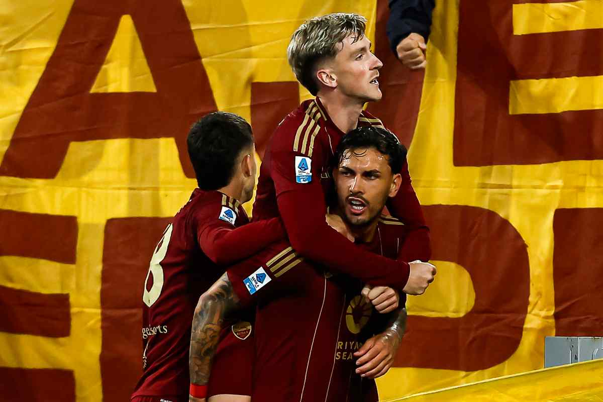 Paredes festeggia sotto la Sud con i compagni