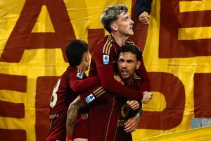 Paredes esulta sotto la Curva Sud dopo il gol al Milan