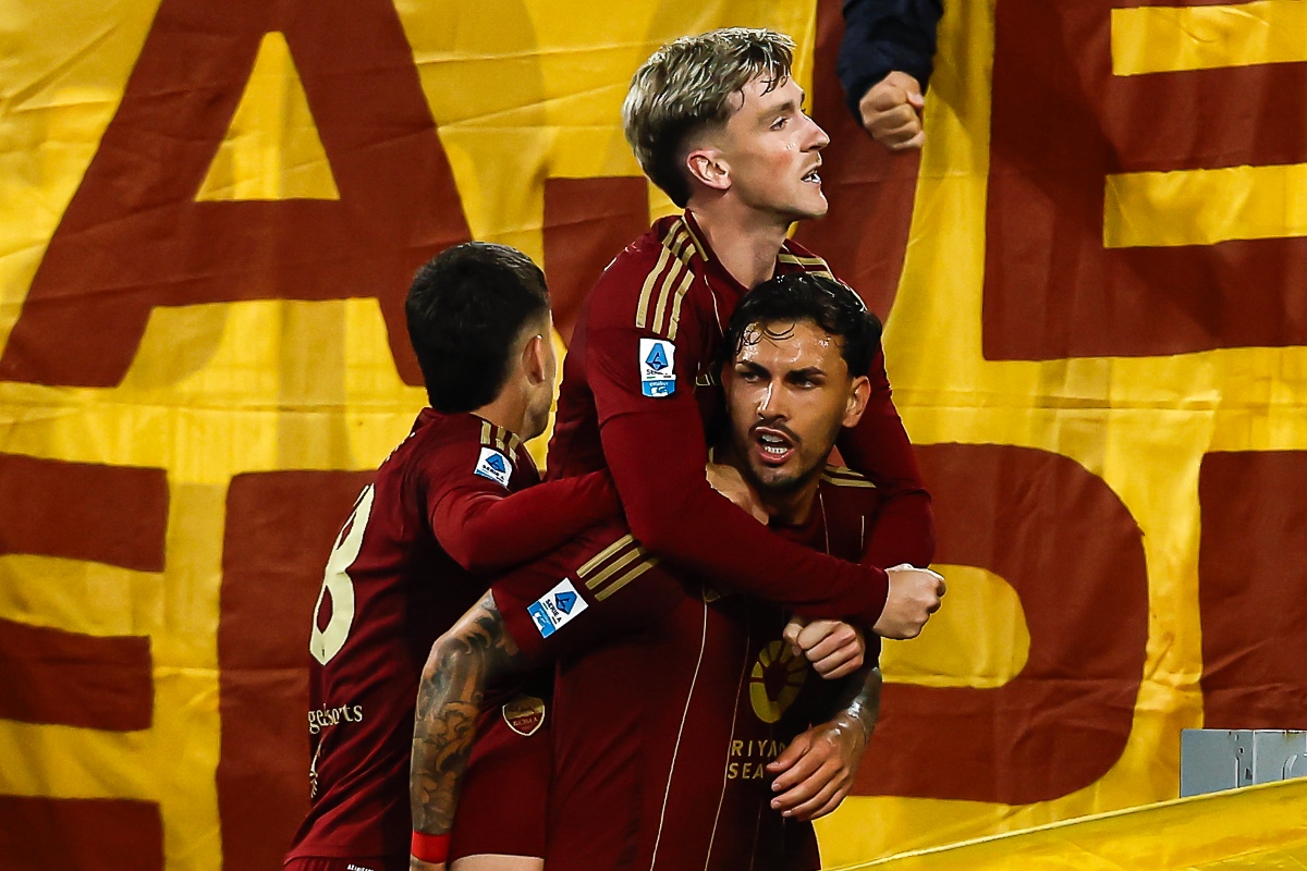 Paredes esulta sotto la Curva Sud dopo il gol al Milan