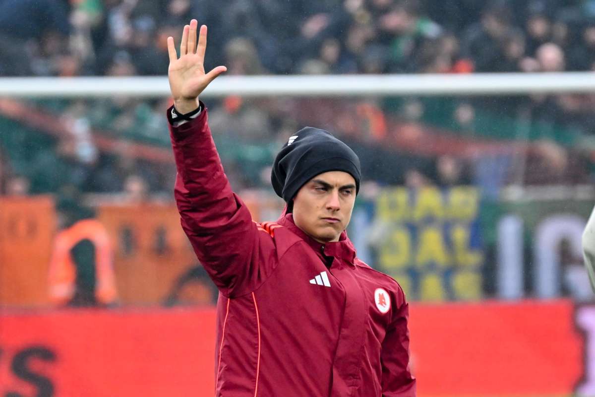 Paulo Dybala saluta i tifosi