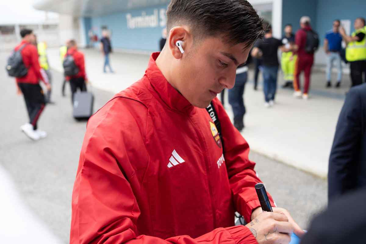 Paulo Dybala firma autografi