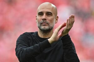 Pep Guardiola applaude i suoi tifosi